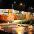03 TONOS DE LUZ. Una cálida luz amarilla ilumina la calzada.